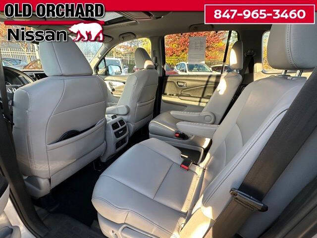 2019 Honda Pilot Touring w/Rear Captain's Chairs