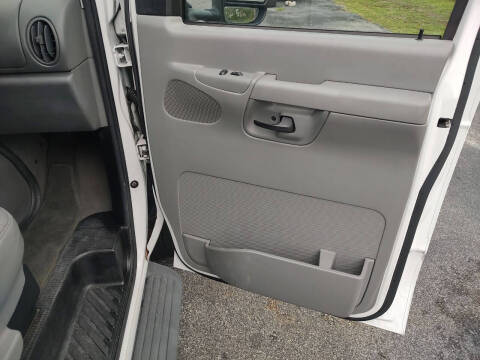 2005 Ford E-Series E-150 Chateau