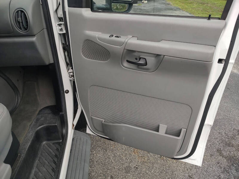 2005 Ford E-Series E-150 Chateau