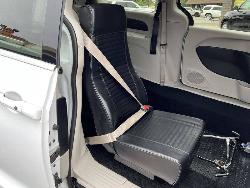2022 Chrysler Voyager LX
