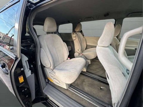 2014 Toyota Sienna LE 8-Passenger
