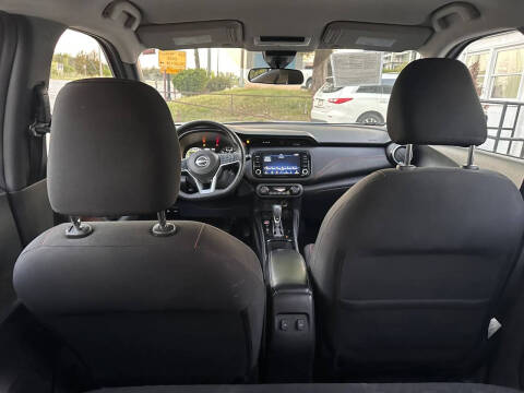 2022 Nissan Kicks SR
