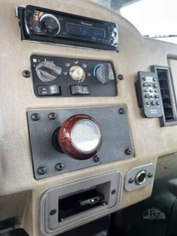 2009 Peterbilt 335