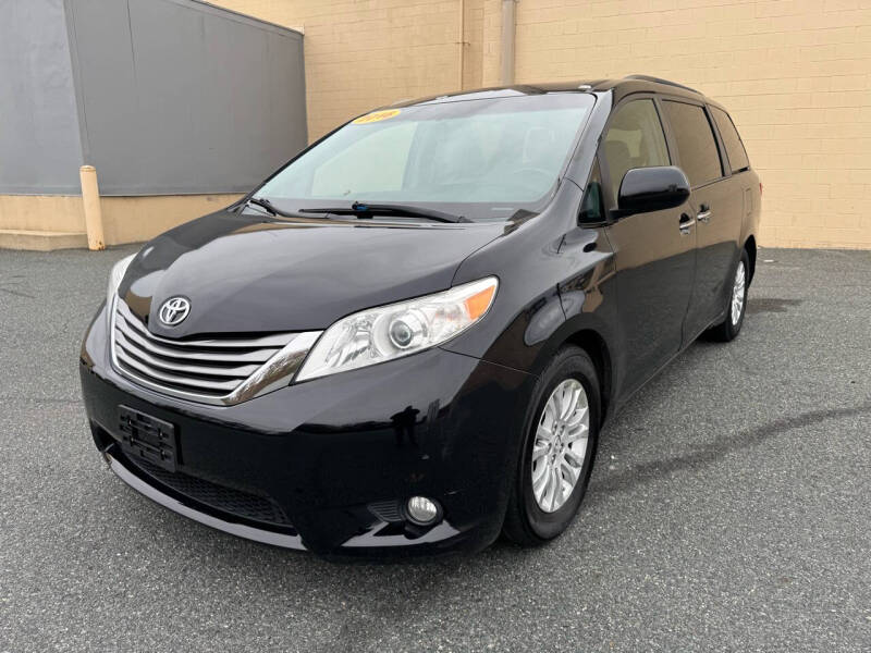 2016 Toyota Sienna XLE photo 3