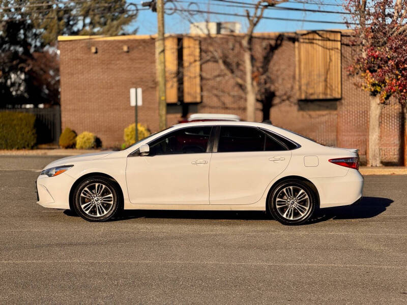 2015 Toyota Camry SE photo 4