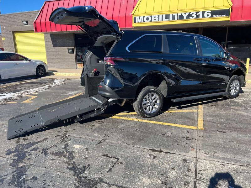 2025 Toyota Sienna LE 8-Passenger