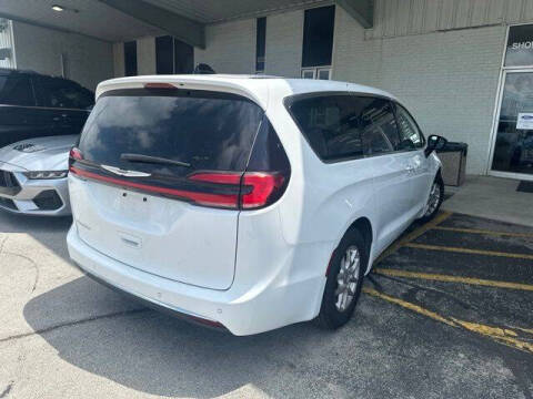 2025 Chrysler Pacifica Select