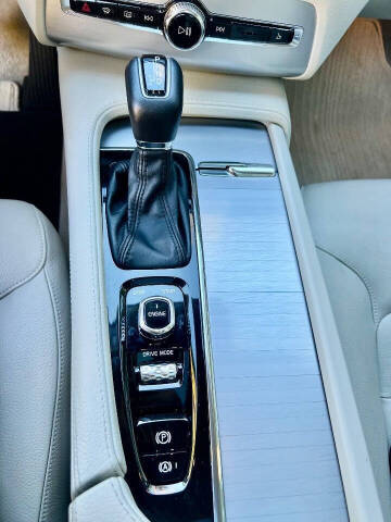 2016 Volvo XC90 T6 Momentum