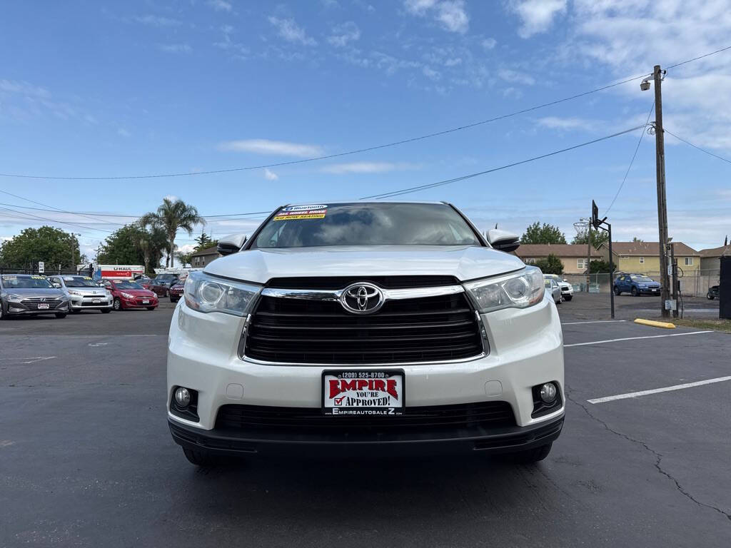 White 2016 Toyota Highlander LE AWD LE 4dr SUV 1