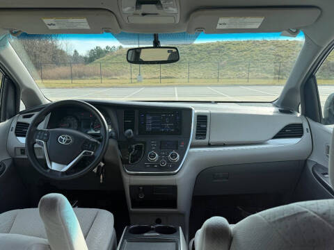 2016 Toyota Sienna LE 8-Passenger