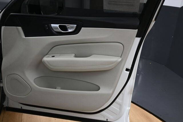 2024 Volvo XC60 B5 Core Dark Theme