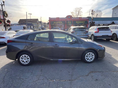 2022 Toyota Prius LE