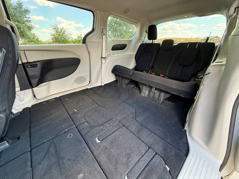 2022 Chrysler Voyager LX