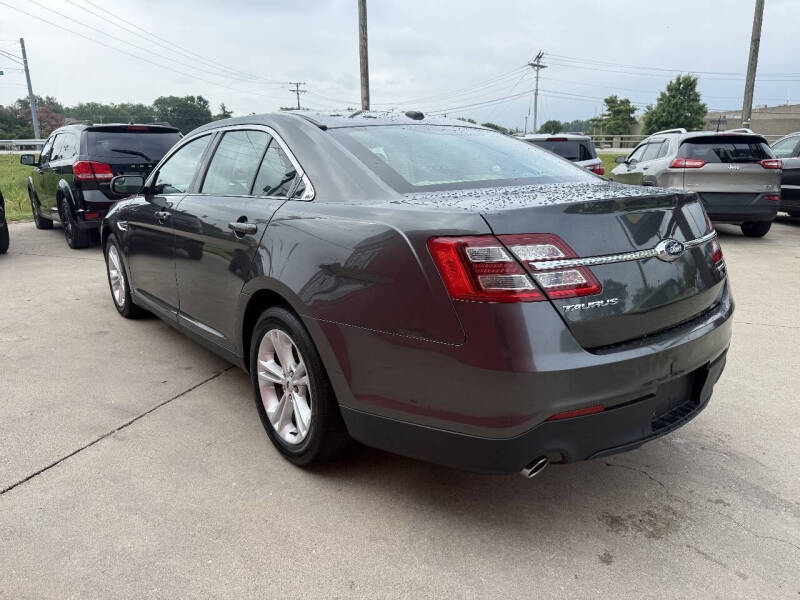 2016 Ford Taurus SE