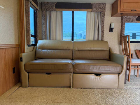 2008 Winnebago Adventurer