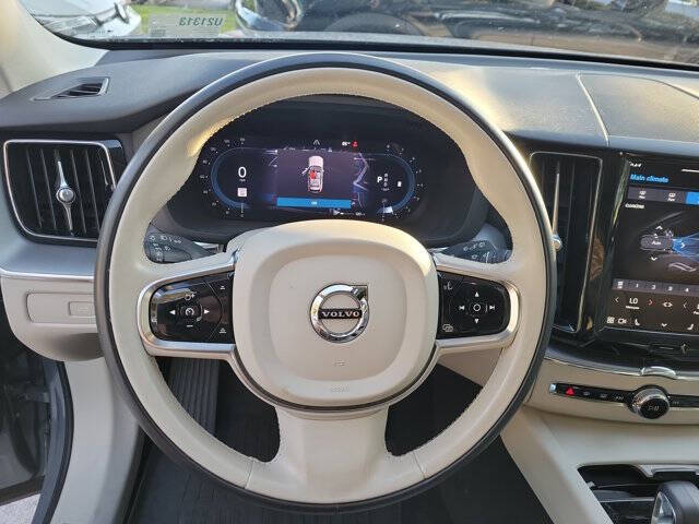 2024 Volvo XC60 B5 Core Dark Theme