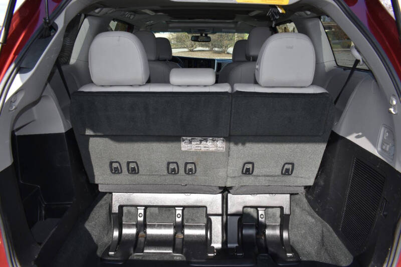 2015 Toyota Sienna Limited Premium photo 11