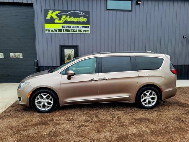 2017 Chrysler Pacifica Touring-L's photo