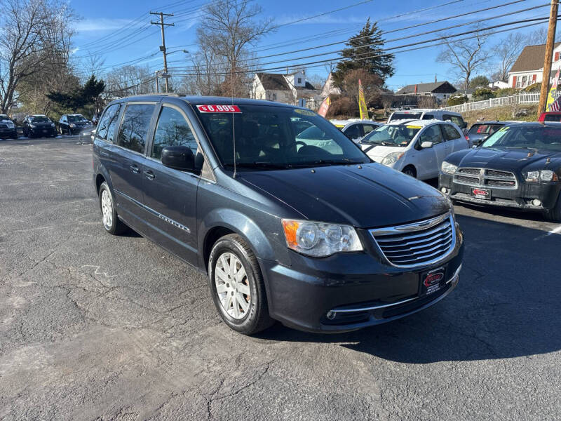 2013 Chrysler Town & Country Touring photo 3