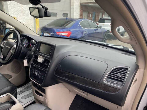 2014 Chrysler Town and Country Touring-L