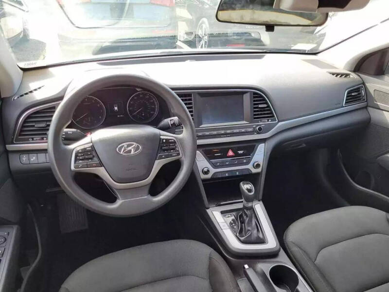 2018 Hyundai Elantra SEL photo 17