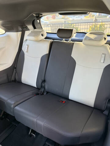 2022 Toyota Sienna XSE 7-Passenger