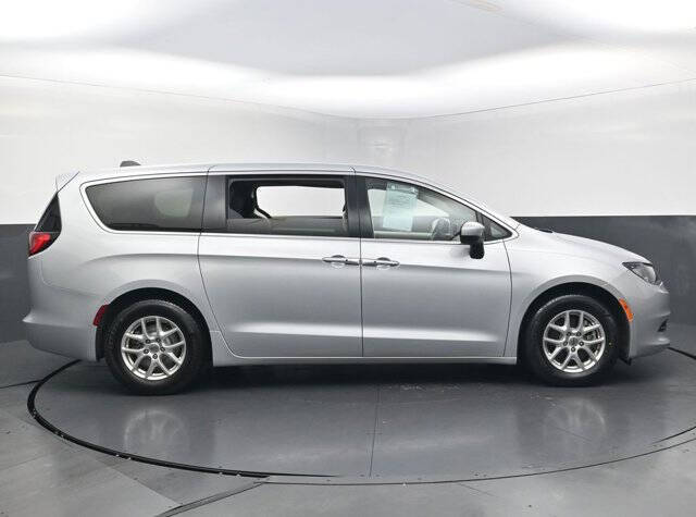 2022 Chrysler Voyager LX