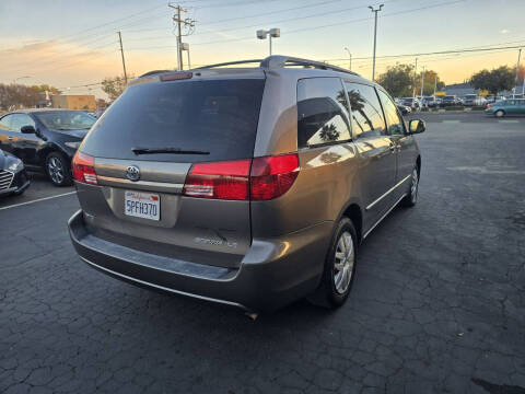 2005 Toyota Sienna LE 8 Passenger