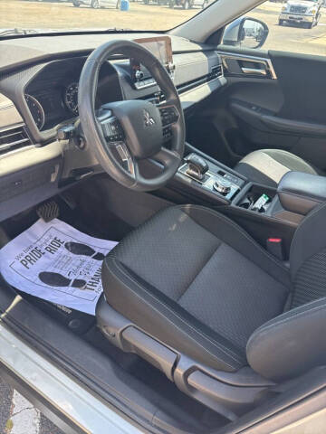 2024 Mitsubishi Outlander ES