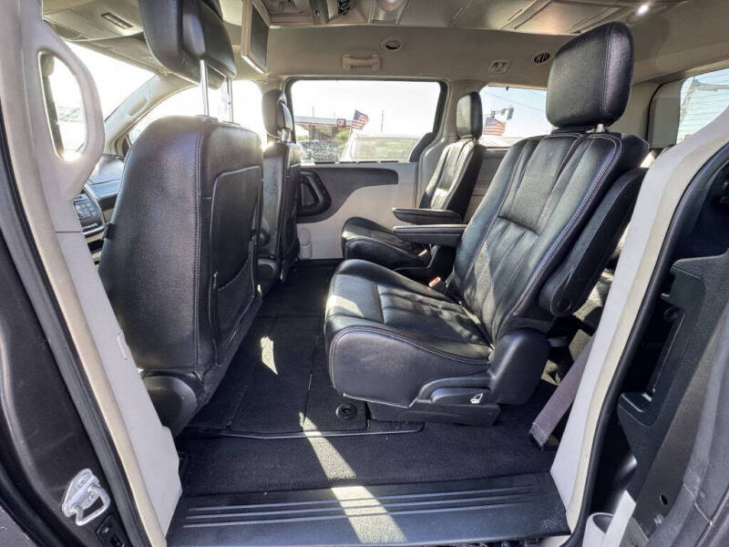 2015 Chrysler Town and Country Touring-L